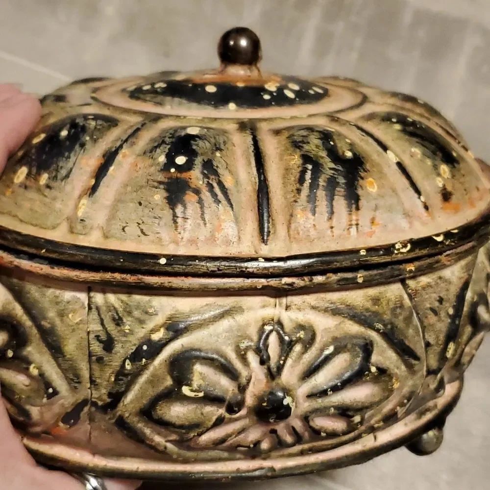 Oval Metal Distressed Trinket Box - Picture 7 of 7